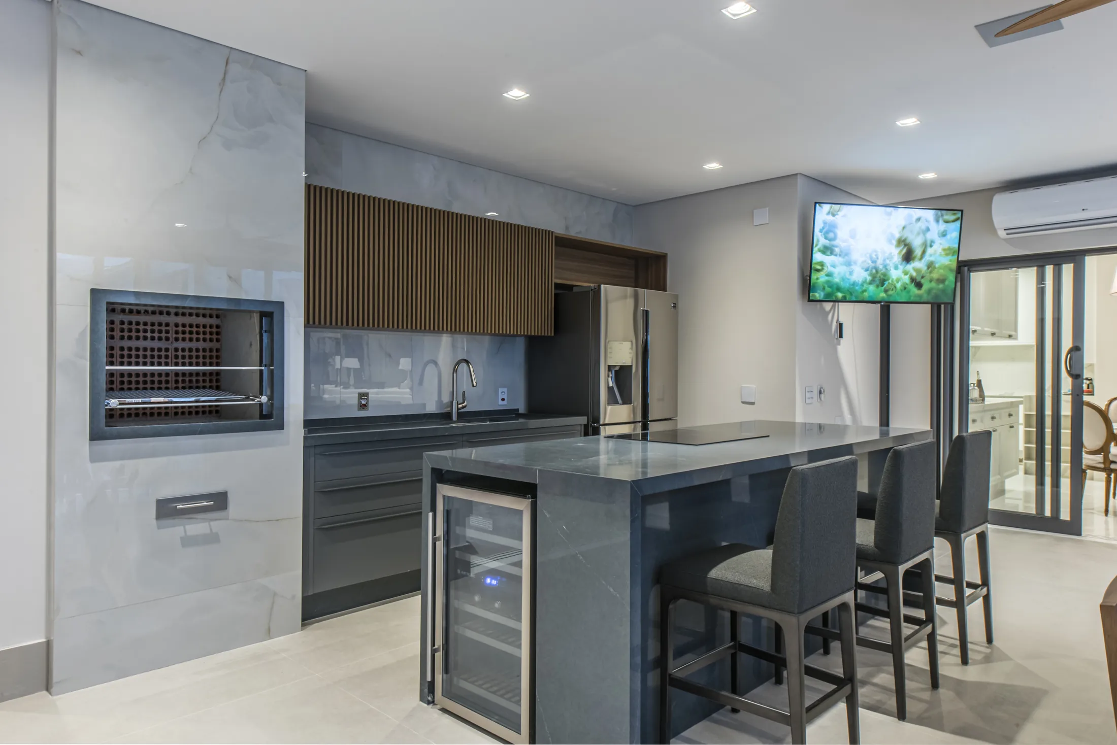 Área gourmet com bancada em soapstone executada pela M2 Marmoraria